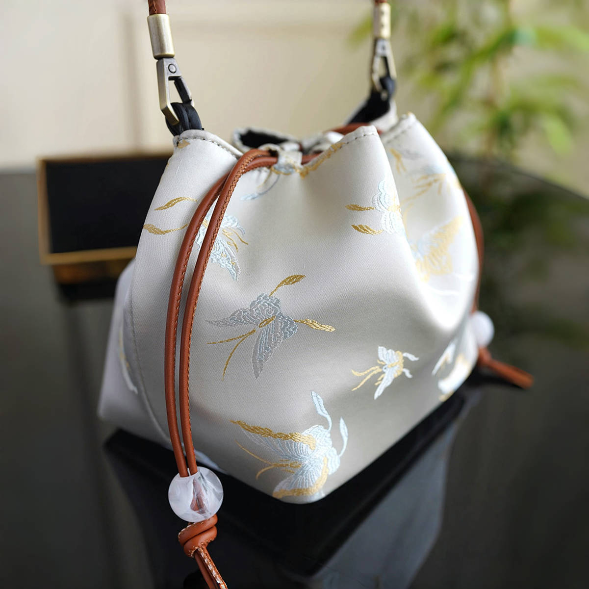Songjin white retro hand-held crossbody mobile phone bucket bag